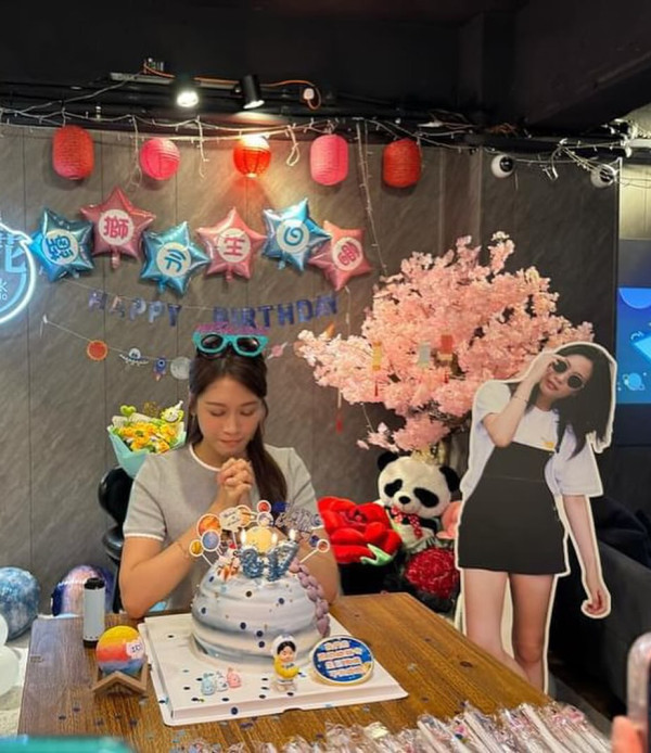 愛回家林凱恩希臘旅遊低胸大露背!疑真空上陣獲讚「小酥胸」!