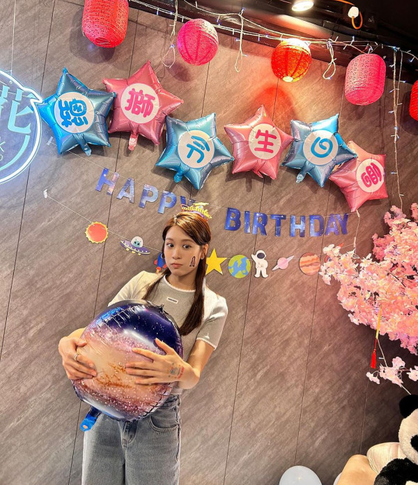 愛回家林凱恩希臘旅遊低胸大露背!疑真空上陣獲讚「小酥胸」!