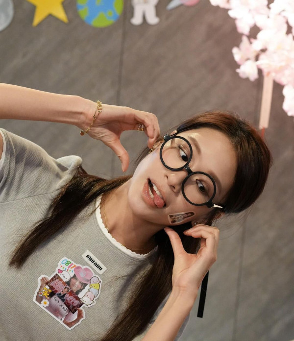 愛回家林凱恩希臘旅遊低胸大露背!疑真空上陣獲讚「小酥胸」!