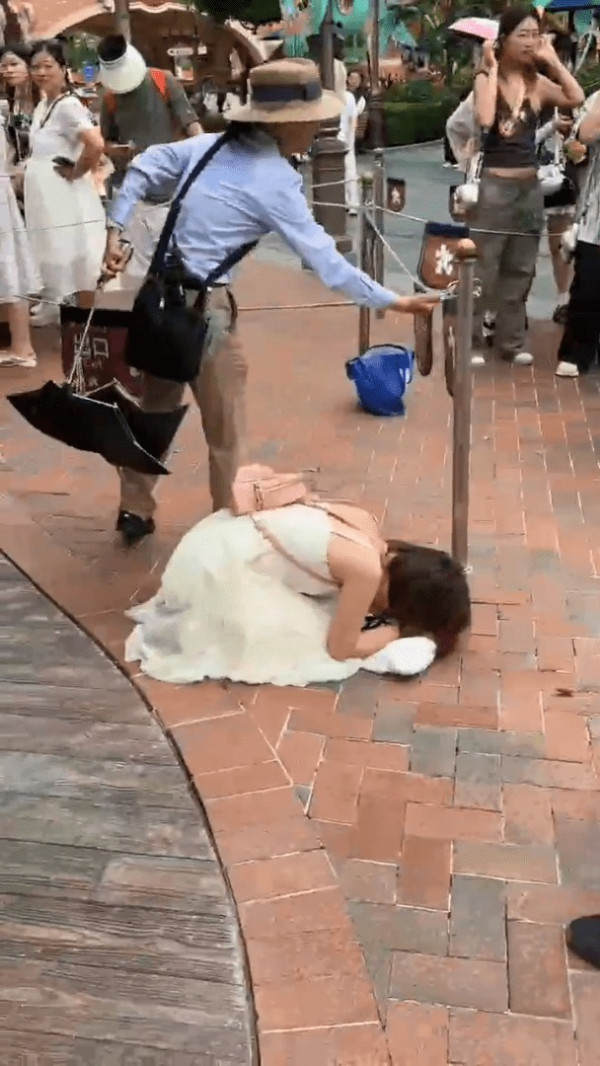 台男著增高「洞洞鞋」致拗柴骨折 引大批苦主共鳴曬傷勢：你不孤單 