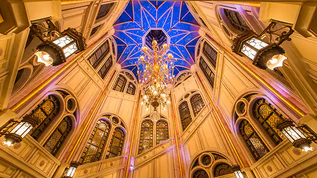 上海迪士尼「廁所卡」設限時惹爭議！女遊客超時需重新排隊 當場跪地崩潰大哭 