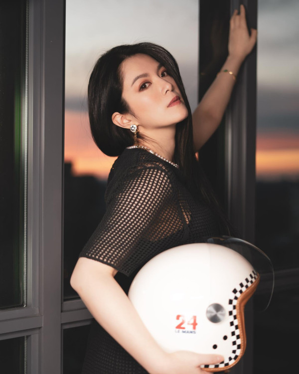 Lily Collins性感金裙現身首映禮！粉絲卻指顏值崩壞？ 