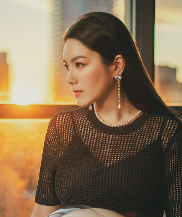 Lily Collins性感金裙現身首映禮！粉絲卻指顏值崩壞？ 