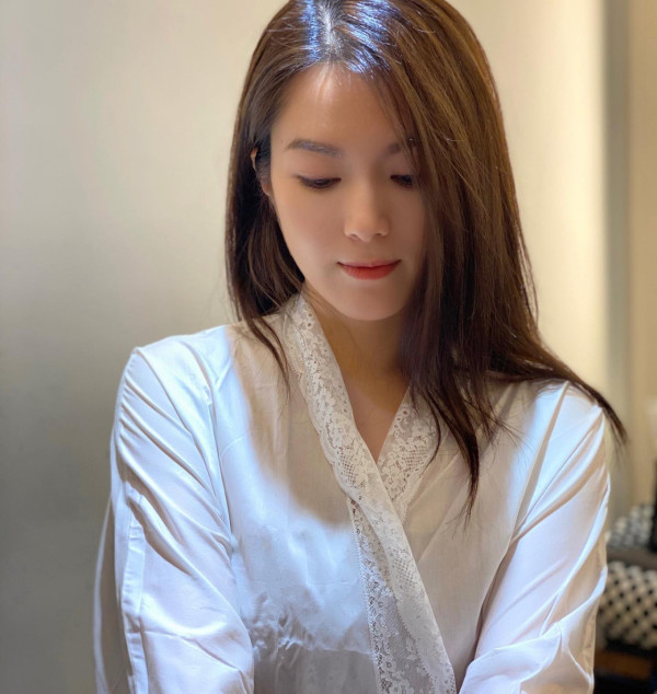 Lily Collins性感金裙現身首映禮！粉絲卻指顏值崩壞？ 