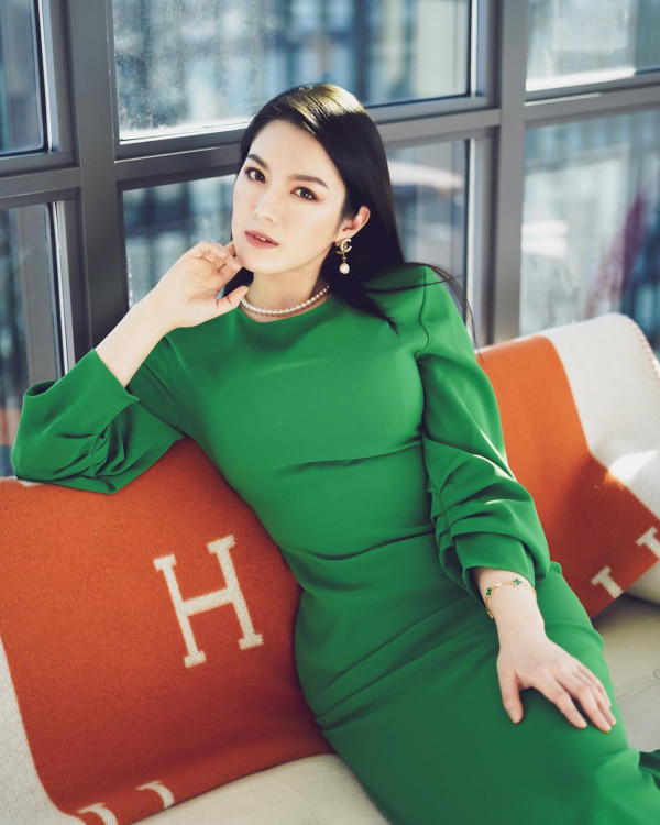 Lily Collins性感金裙現身首映禮！粉絲卻指顏值崩壞？ 