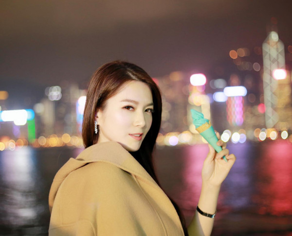 Lily Collins性感金裙現身首映禮！粉絲卻指顏值崩壞？ 