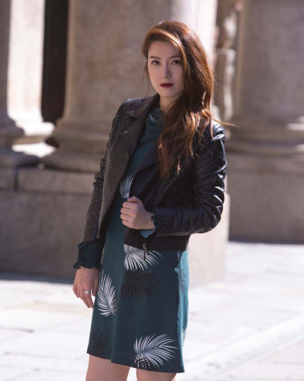 Lily Collins性感金裙現身首映禮！粉絲卻指顏值崩壞？ 