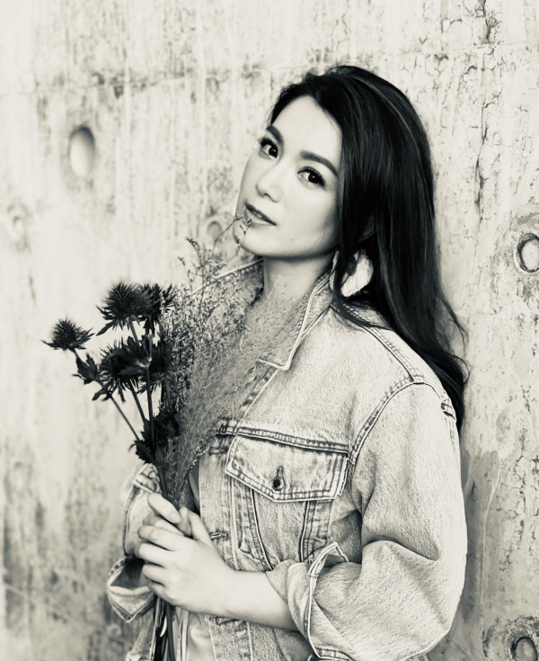 Lily Collins性感金裙現身首映禮！粉絲卻指顏值崩壞？ 