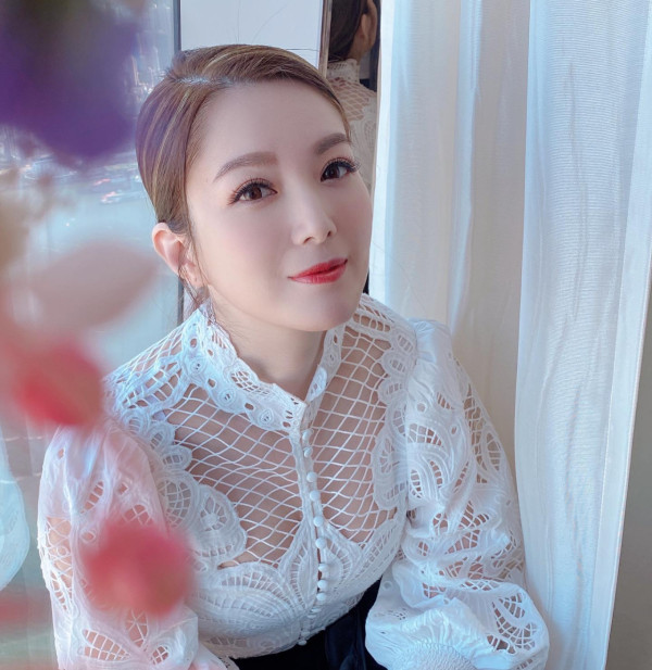 Lily Collins性感金裙現身首映禮！粉絲卻指顏值崩壞？ 