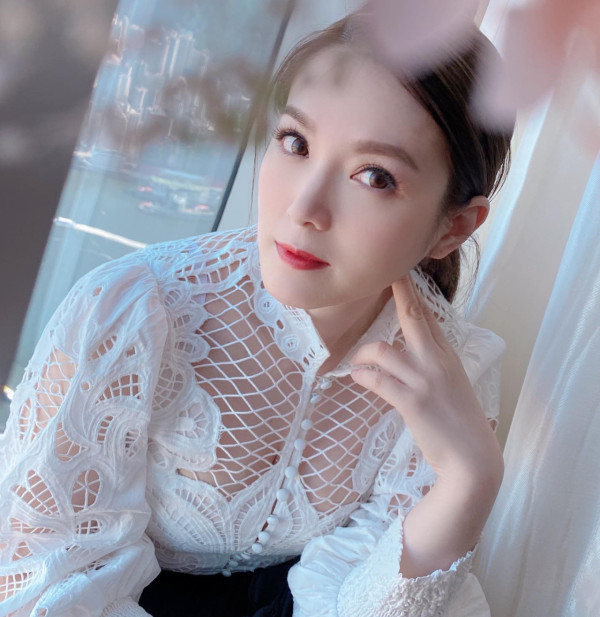 Lily Collins性感金裙現身首映禮！粉絲卻指顏值崩壞？ 