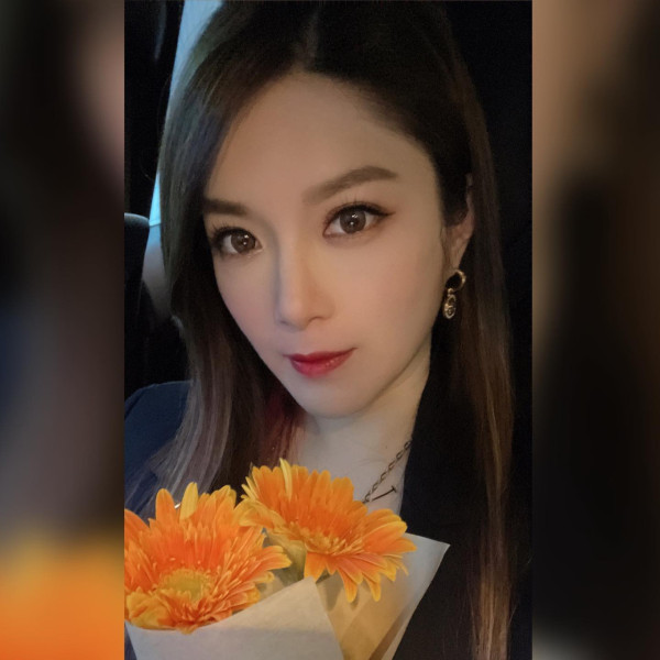 Lily Collins性感金裙現身首映禮！粉絲卻指顏值崩壞？ 