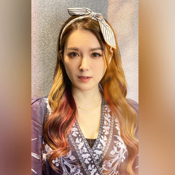 Lily Collins性感金裙現身首映禮！粉絲卻指顏值崩壞？ 