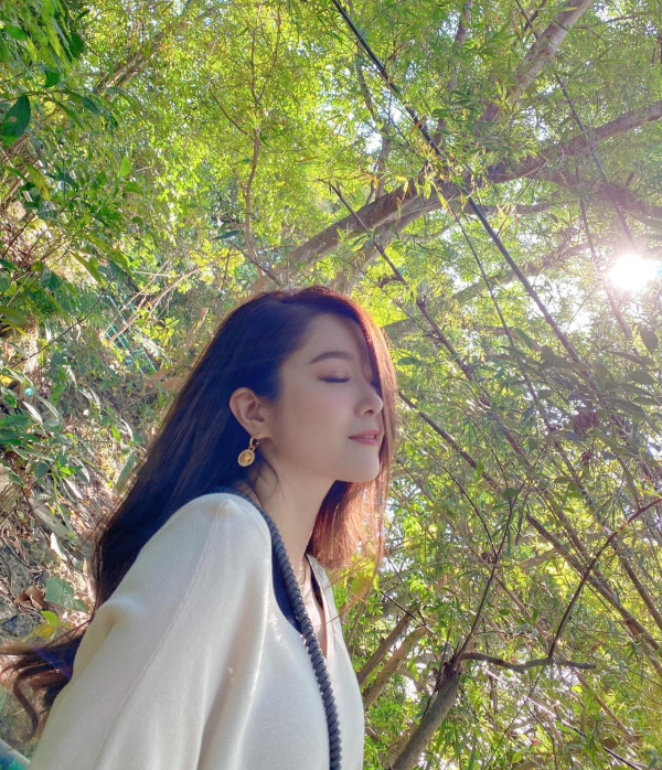 Lily Collins性感金裙現身首映禮！粉絲卻指顏值崩壞？ 