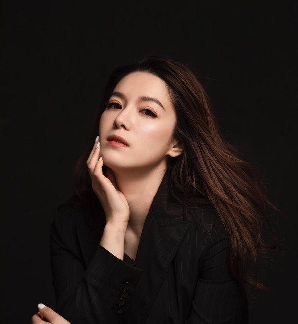 Lily Collins性感金裙現身首映禮！粉絲卻指顏值崩壞？ 