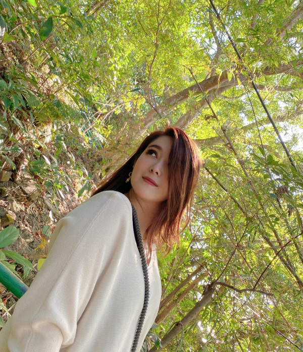 Lily Collins性感金裙現身首映禮！粉絲卻指顏值崩壞？ 