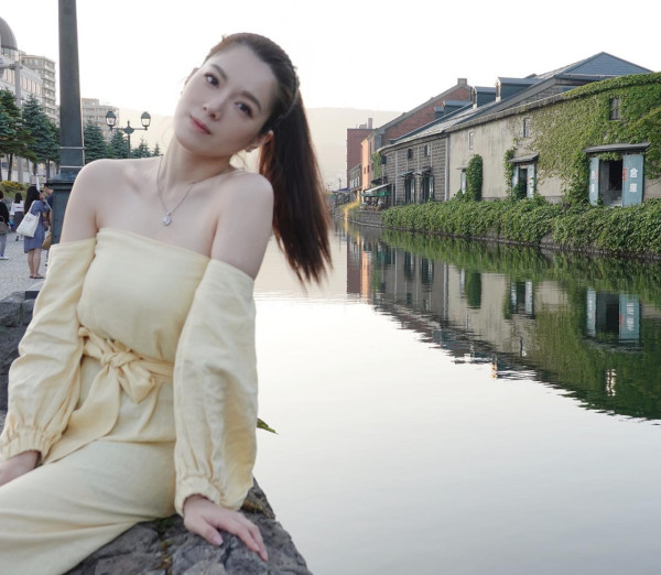 Lily Collins性感金裙現身首映禮！粉絲卻指顏值崩壞？ 