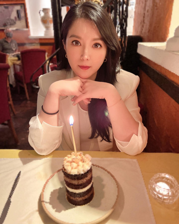 Lily Collins性感金裙現身首映禮！粉絲卻指顏值崩壞？ 