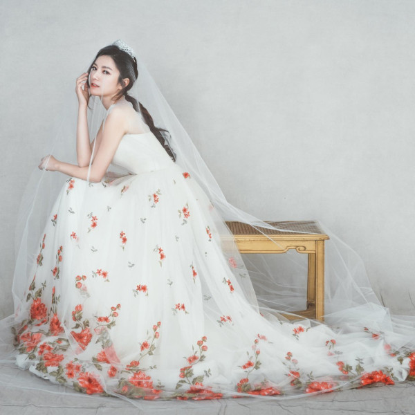 Lily Collins性感金裙現身首映禮！粉絲卻指顏值崩壞？ 