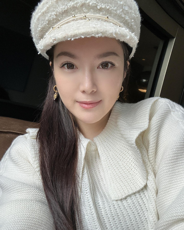 Lily Collins性感金裙現身首映禮！粉絲卻指顏值崩壞？ 