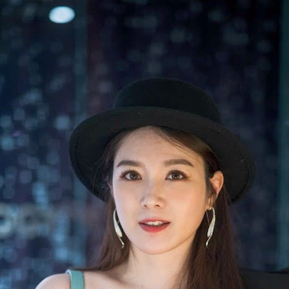 Lily Collins性感金裙現身首映禮！粉絲卻指顏值崩壞？ 