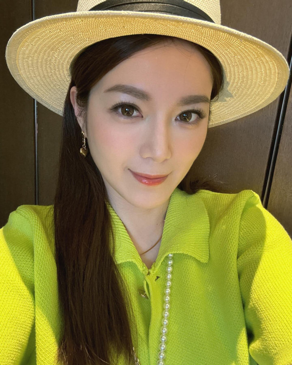 Lily Collins性感金裙現身首映禮！粉絲卻指顏值崩壞？ 