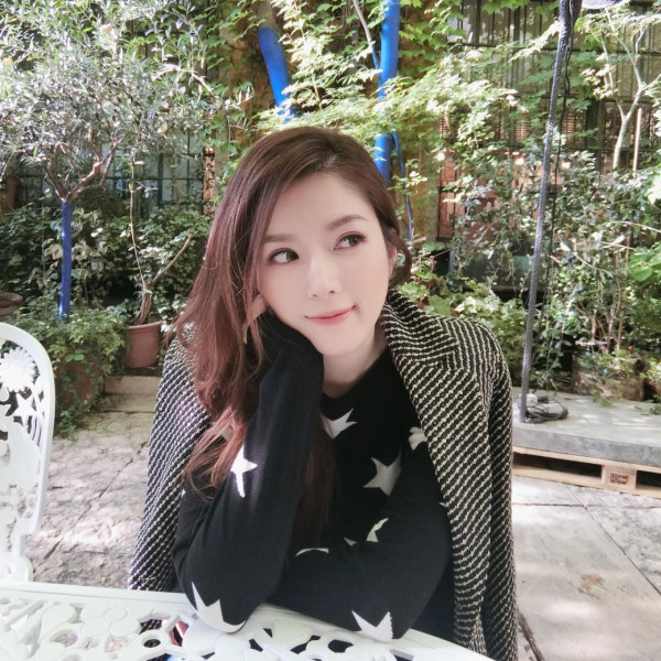 Lily Collins性感金裙現身首映禮！粉絲卻指顏值崩壞？ 