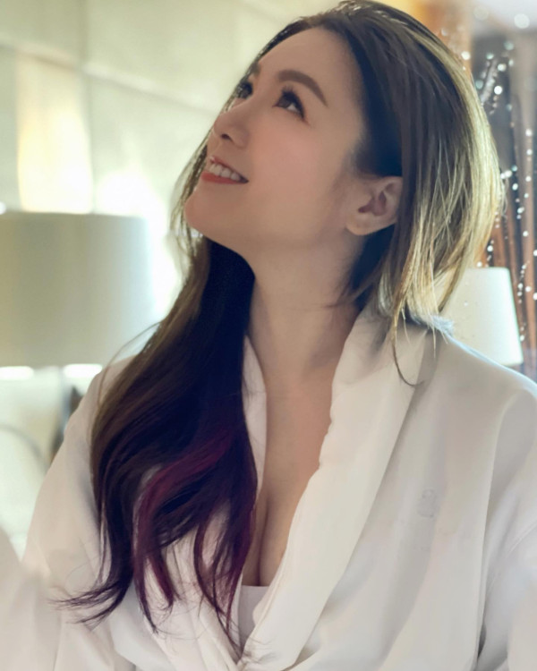 Lily Collins性感金裙現身首映禮！粉絲卻指顏值崩壞？ 