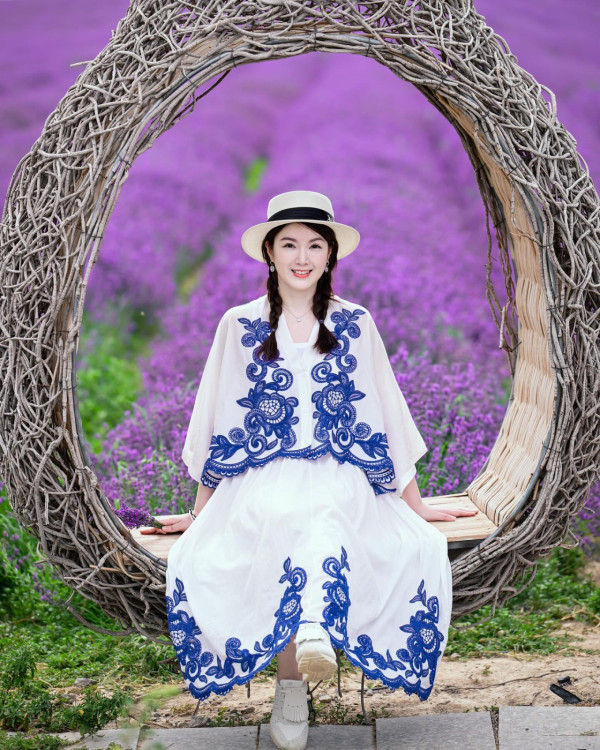 Lily Collins性感金裙現身首映禮！粉絲卻指顏值崩壞？ 