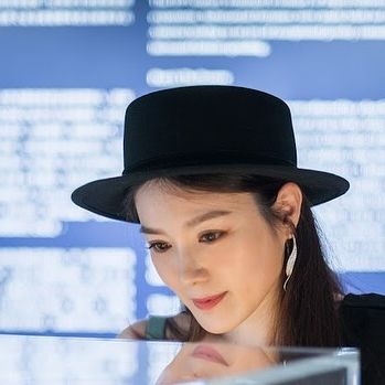 Lily Collins性感金裙現身首映禮！粉絲卻指顏值崩壞？ 