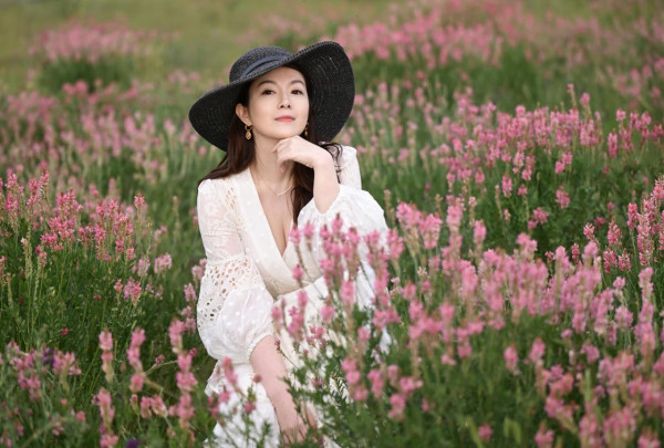 Lily Collins性感金裙現身首映禮！粉絲卻指顏值崩壞？ 