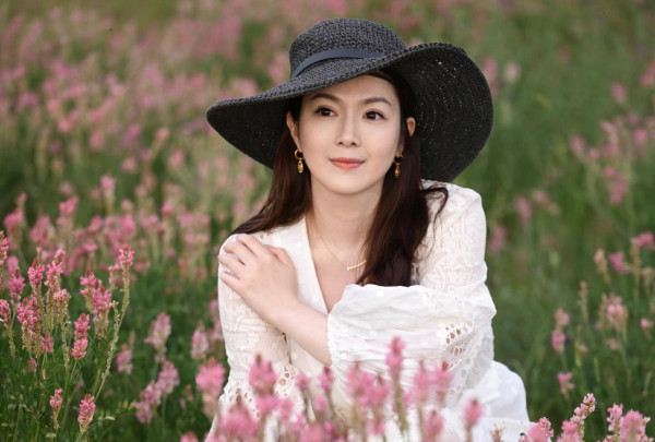 Lily Collins性感金裙現身首映禮！粉絲卻指顏值崩壞？ 