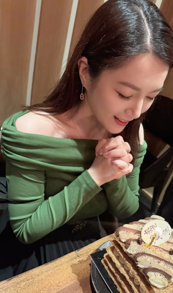 Lily Collins性感金裙現身首映禮！粉絲卻指顏值崩壞？ 