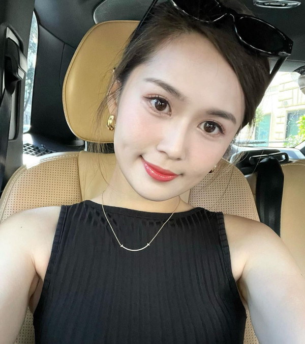 TVB力捧小花遊峇里泳裝曬蜜桃臀 優美泳姿令男泳客目不轉睛 