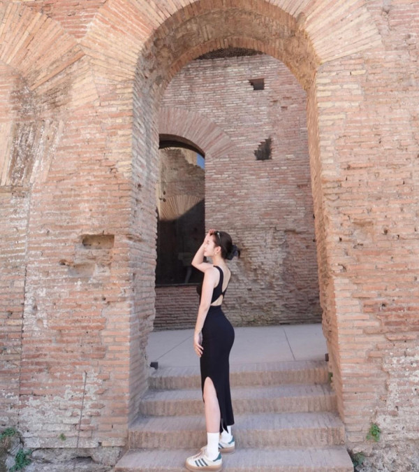 TVB力捧小花遊峇里泳裝曬蜜桃臀 優美泳姿令男泳客目不轉睛 