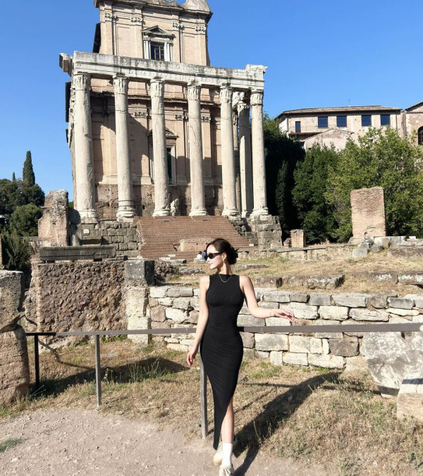 TVB力捧小花遊峇里泳裝曬蜜桃臀 優美泳姿令男泳客目不轉睛 