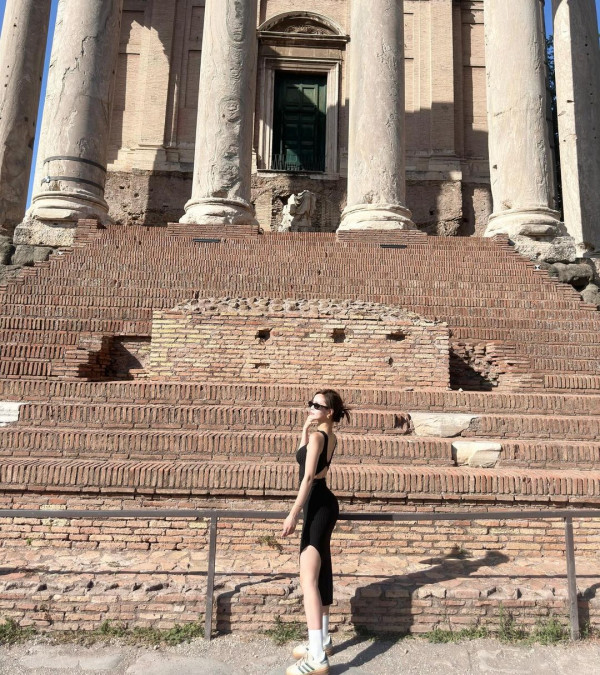 TVB力捧小花遊峇里泳裝曬蜜桃臀 優美泳姿令男泳客目不轉睛 