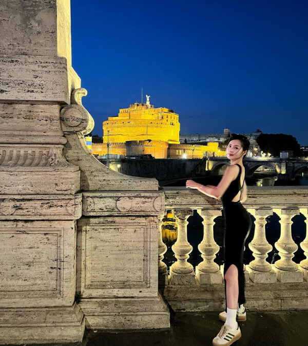 TVB力捧小花遊峇里泳裝曬蜜桃臀 優美泳姿令男泳客目不轉睛 