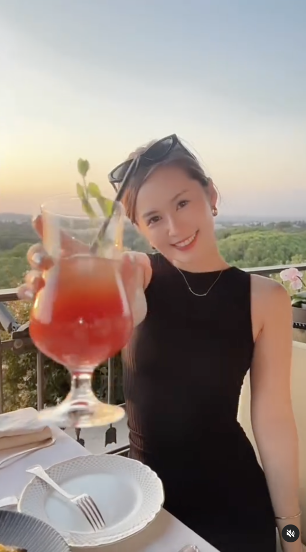 TVB力捧小花遊峇里泳裝曬蜜桃臀 優美泳姿令男泳客目不轉睛 