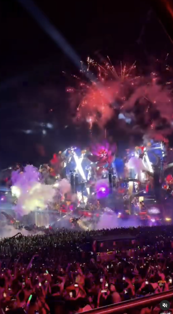 TVB力捧小花遊峇里泳裝曬蜜桃臀 優美泳姿令男泳客目不轉睛 