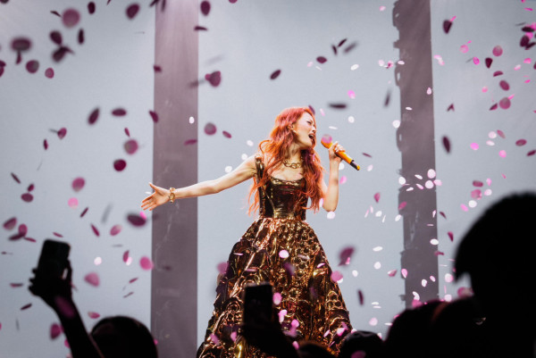 容祖兒澳門開騷期間險生意外!機關問題致跌倒 Joey自嘲:連人帶聲跌落坑渠咁