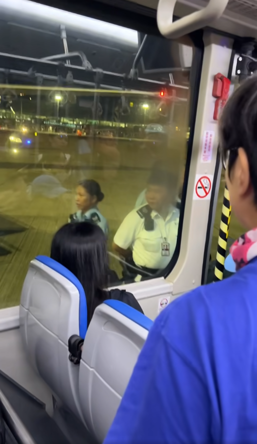 UO乘客登接駁巴後被反鎖捉賊 乘客:冷氣勁凍,拍門冇人理(圖片來源:HK Express 香港快運及旅行資訊關注組) UO乘客登接駁巴後被反鎖捉賊 乘客:冷氣勁凍,拍門冇人理(圖片來源:HK Express 香港快運及旅行資訊關注組)