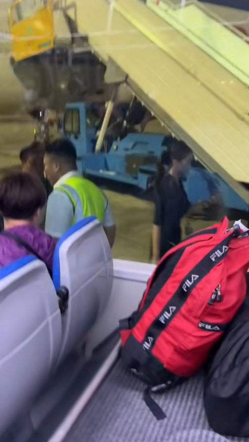 UO乘客登接駁巴後被反鎖捉賊 乘客:冷氣勁凍,拍門冇人理(圖片來源:HK Express 香港快運及旅行資訊關注組) UO乘客登接駁巴後被反鎖捉賊 乘客:冷氣勁凍,拍門冇人理(圖片來源:HK Express 香港快運及旅行資訊關注組)