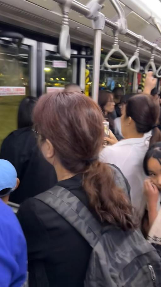 UO乘客登接駁巴後被反鎖捉賊 乘客:冷氣勁凍,拍門冇人理(圖片來源:HK Express 香港快運及旅行資訊關注組) UO乘客登接駁巴後被反鎖捉賊 乘客:冷氣勁凍,拍門冇人理(圖片來源:HK Express 香港快運及旅行資訊關注組)