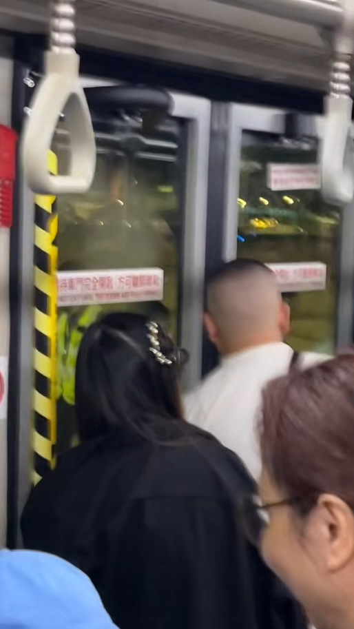 UO乘客登接駁巴後被反鎖捉賊 乘客:冷氣勁凍,拍門冇人理(圖片來源:HK Express 香港快運及旅行資訊關注組) UO乘客登接駁巴後被反鎖捉賊 乘客:冷氣勁凍,拍門冇人理(圖片來源:HK Express 香港快運及旅行資訊關注組)