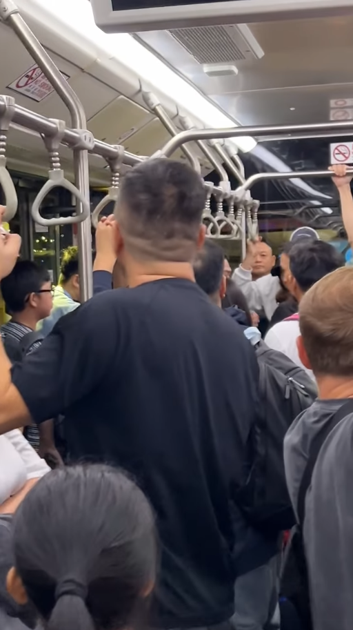 UO乘客登接駁巴後被反鎖捉賊 乘客:冷氣勁凍,拍門冇人理(圖片來源:HK Express 香港快運及旅行資訊關注組) UO乘客登接駁巴後被反鎖捉賊 乘客:冷氣勁凍,拍門冇人理(圖片來源:HK Express 香港快運及旅行資訊關注組)