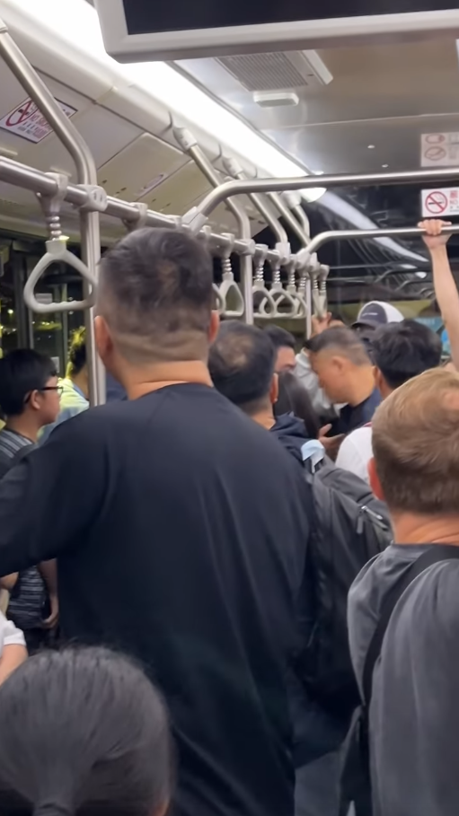 UO乘客登接駁巴後被反鎖捉賊 乘客:冷氣勁凍,拍門冇人理(圖片來源:HK Express 香港快運及旅行資訊關注組) UO乘客登接駁巴後被反鎖捉賊 乘客:冷氣勁凍,拍門冇人理(圖片來源:HK Express 香港快運及旅行資訊關注組)