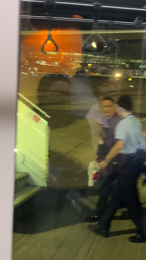 UO乘客登接駁巴後被反鎖捉賊 乘客:冷氣勁凍,拍門冇人理(圖片來源:HK Express 香港快運及旅行資訊關注組) UO乘客登接駁巴後被反鎖捉賊 乘客:冷氣勁凍,拍門冇人理(圖片來源:HK Express 香港快運及旅行資訊關注組)