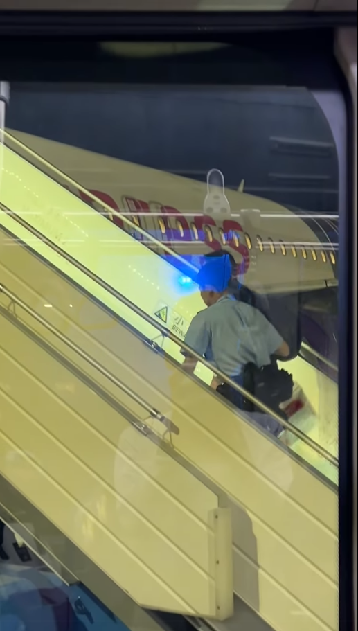 UO乘客登接駁巴後被反鎖捉賊 乘客:冷氣勁凍,拍門冇人理(圖片來源:HK Express 香港快運及旅行資訊關注組) UO乘客登接駁巴後被反鎖捉賊 乘客:冷氣勁凍,拍門冇人理(圖片來源:HK Express 香港快運及旅行資訊關注組)