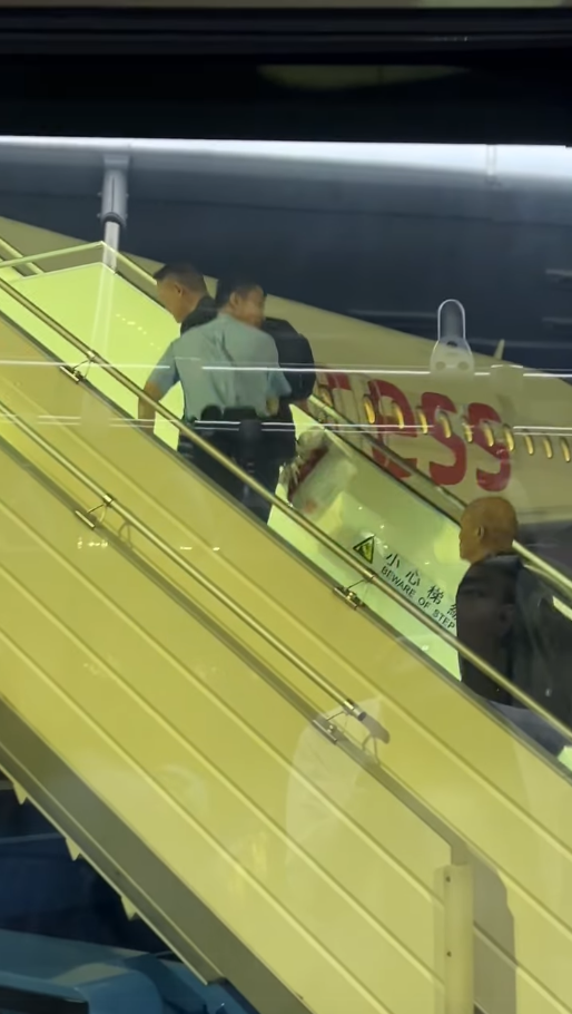 UO乘客登接駁巴後被反鎖捉賊 乘客:冷氣勁凍,拍門冇人理(圖片來源:HK Express 香港快運及旅行資訊關注組) UO乘客登接駁巴後被反鎖捉賊 乘客:冷氣勁凍,拍門冇人理(圖片來源:HK Express 香港快運及旅行資訊關注組)