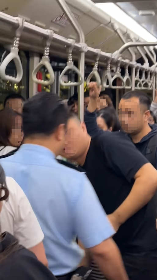 UO乘客登接駁巴後被反鎖捉賊 乘客:冷氣勁凍,拍門冇人理(圖片來源:HK Express 香港快運及旅行資訊關注組) UO乘客登接駁巴後被反鎖捉賊 乘客:冷氣勁凍,拍門冇人理(圖片來源:HK Express 香港快運及旅行資訊關注組)